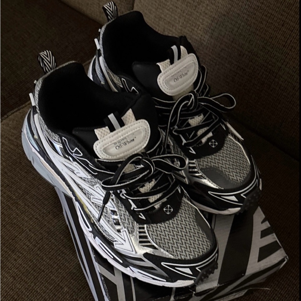 Off-White Black White Men's Lace Up Athletic Sneakers
Activewear Style